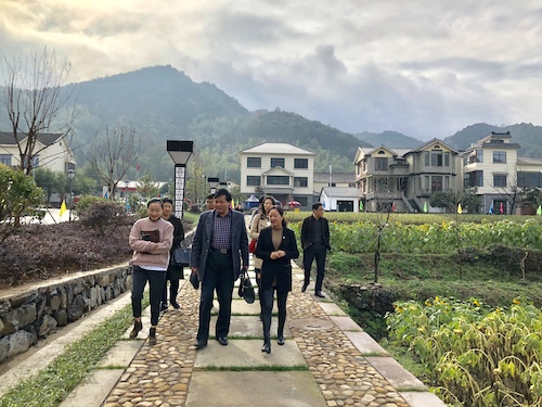 图为马院一行4人于上田村调研